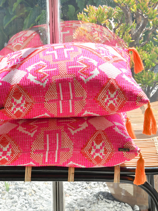 Almofada de lã com padrão em tons de rosa e laranja