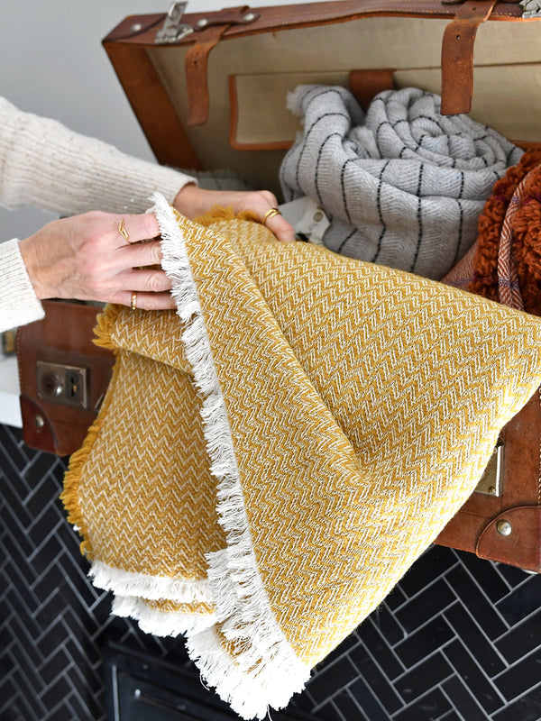 Manta de lã amarelo torrado com padrão zig-zag