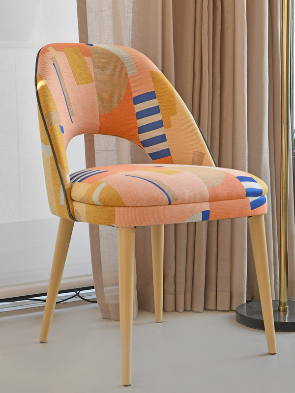Cadeira estofada colorida