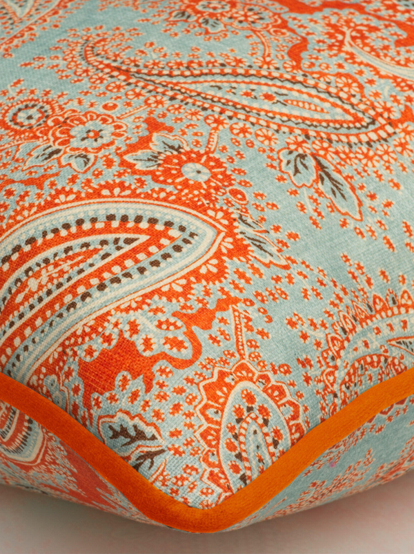 Almofada Outdoor com padrão em tons de azul e laranja