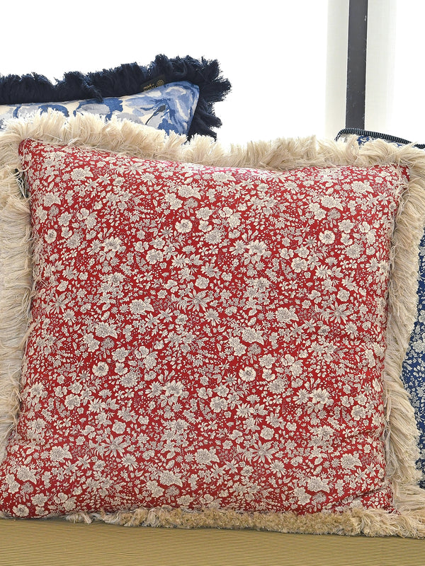 Almofada com padrão floral vermelho e franja bege,tecido LIBERTY