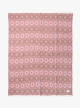 Manta Maison Figo com design Ikat em tons rosa, lilás e verde.