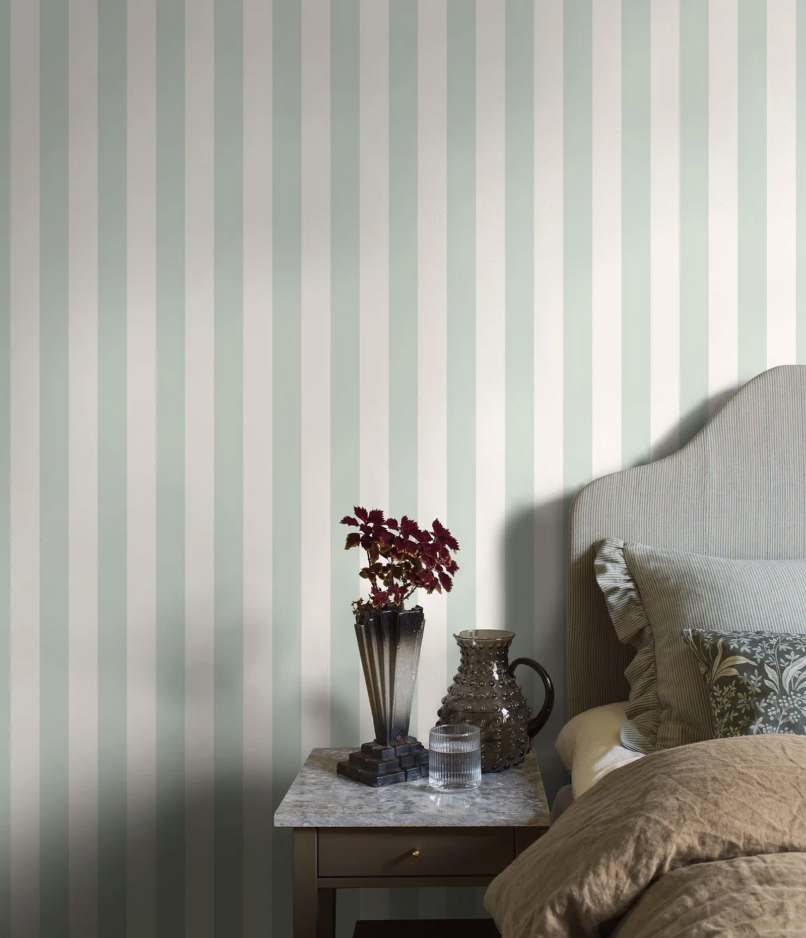 Papel de Parede com riscas em tom de verde borastapeter