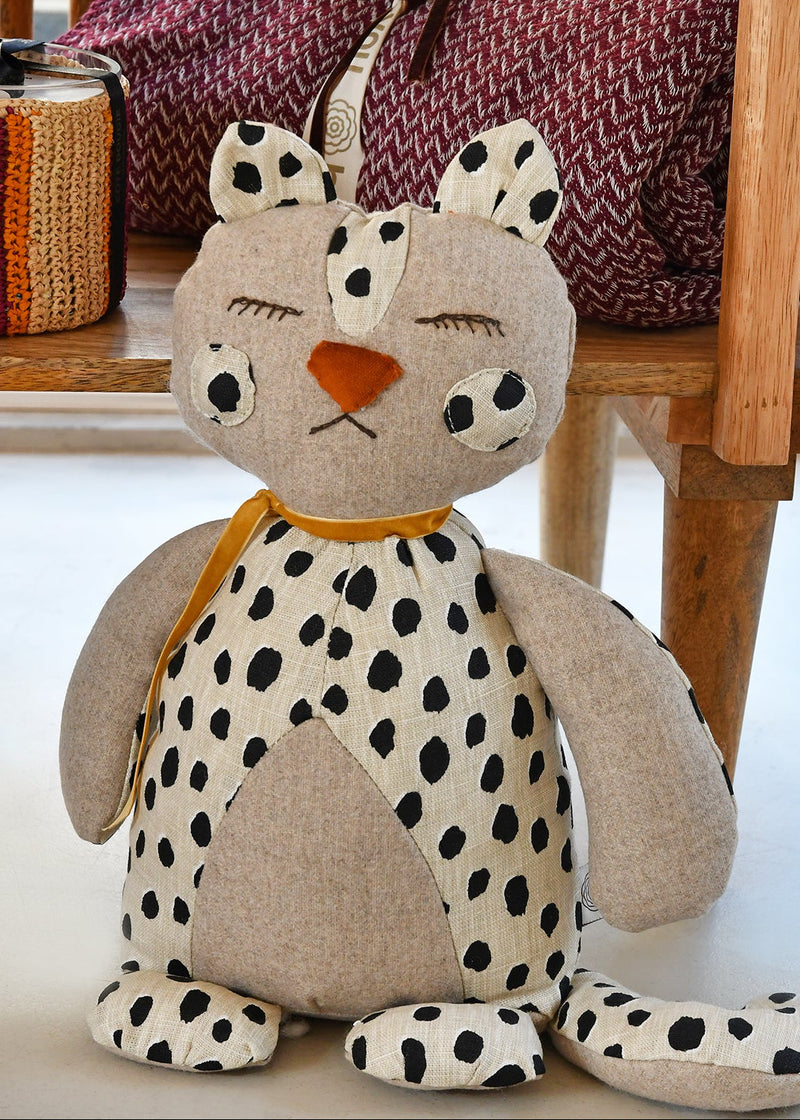 Gatos patchwork para segurar portas