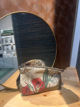 Nécessaire com padrão floral
