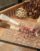 Pincel com pedras pequenas rosa
