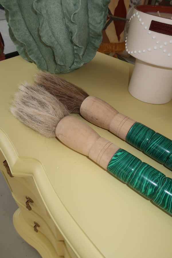 Pincel com pedras verdes esmeralda com mescla preta