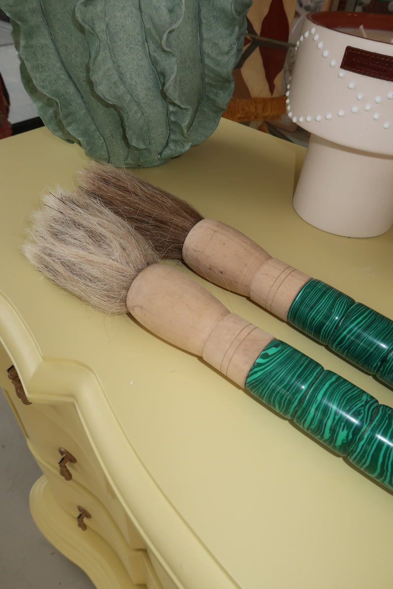 Pincel com pedras verdes esmeralda com mescla preta