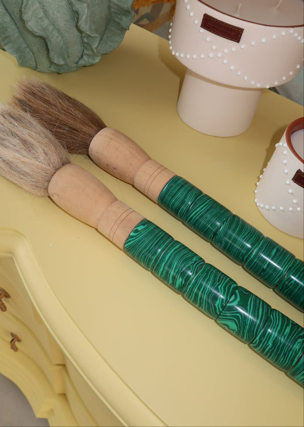 Pincel com pedras verdes esmeralda com mescla preta