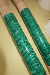 Pincel com pedras verdes esmeralda com mescla preta
