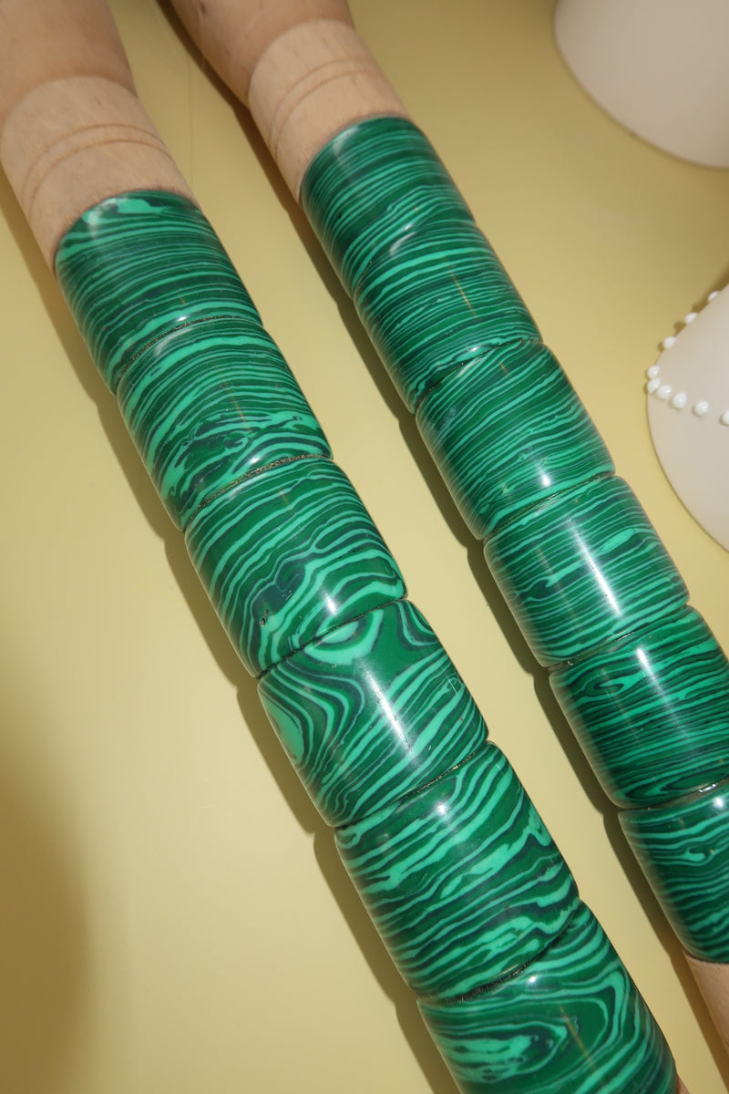 Pincel com pedras verdes esmeralda com mescla preta