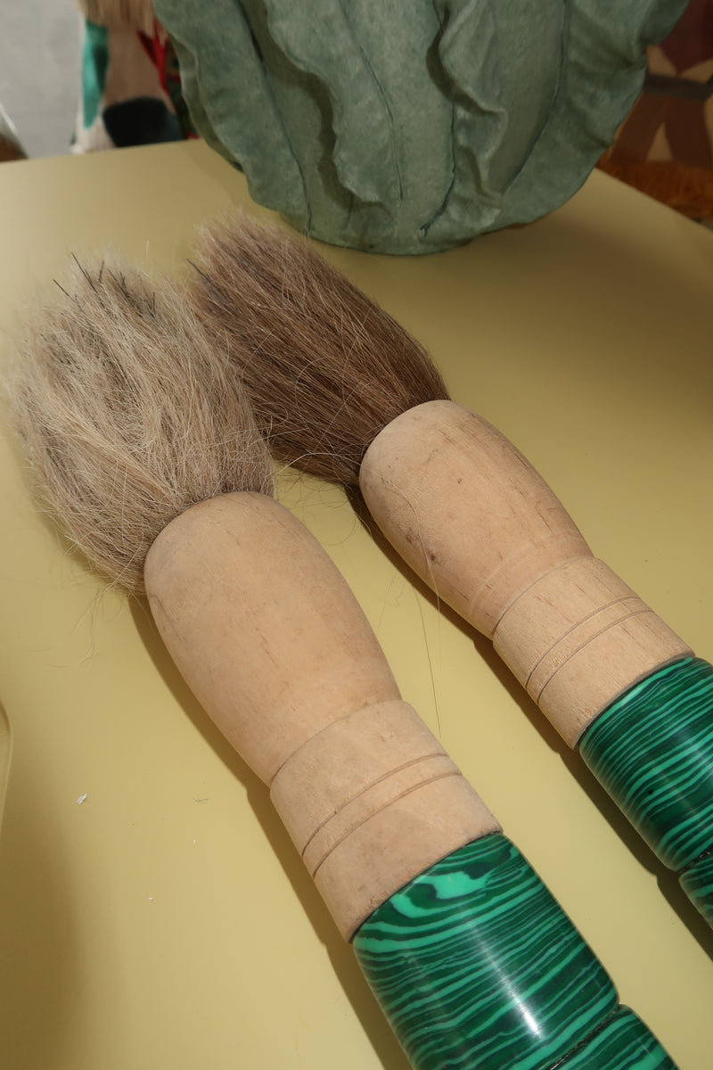 Pincel com pedras verdes esmeralda com mescla preta