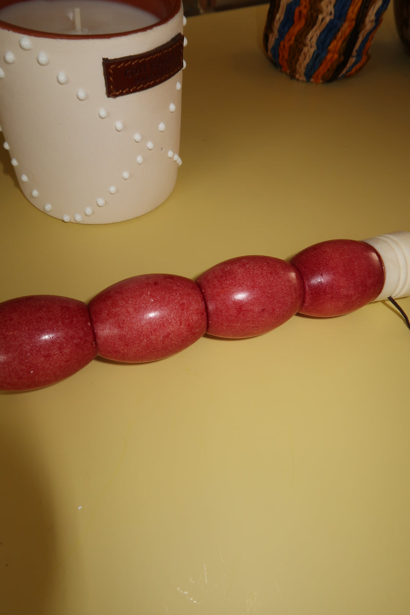 Pincel grande com pedras vermelhas ovais