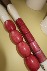 Pincel grande com pedras vermelhas