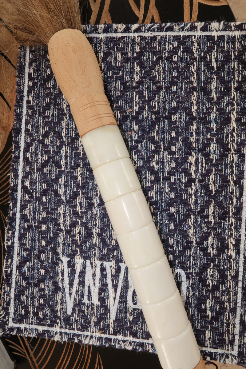 Pincel grande com pedras creme