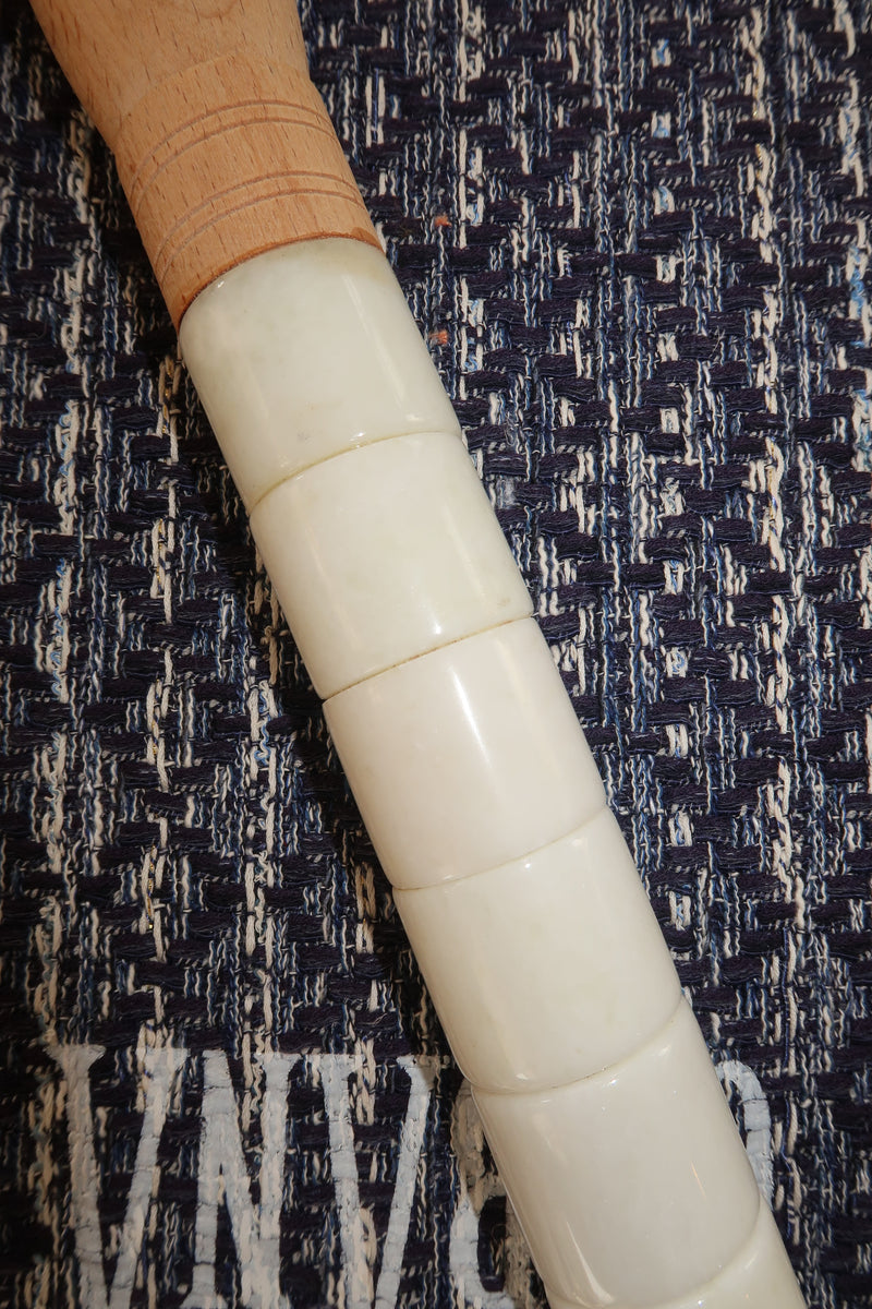 Pincel grande com pedras creme