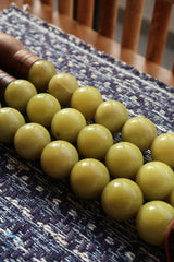 Pincel pequeno com pedras em verde lima