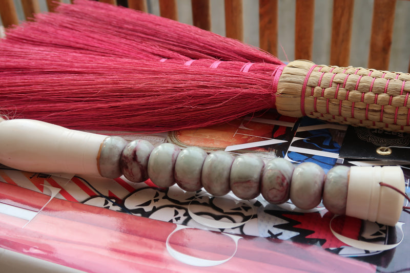 Pincel com pedras marmoreadas violeta