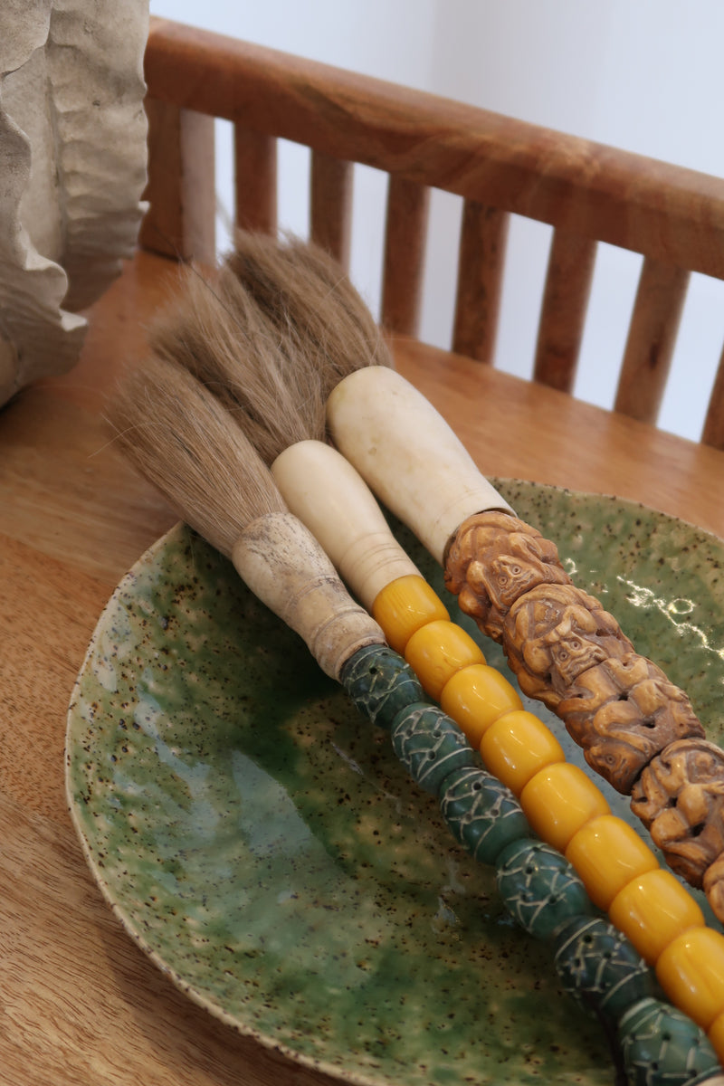 Pincel Decorativo com detalhes Esculpido Castanho