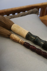 Pincel Decorativo com Detalhe Artesanal em tom Bordô