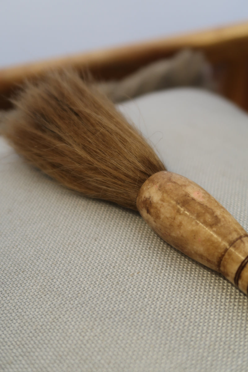 Pincel Decorativo com Detalhe Artesanal em tom Bordô