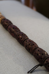 Pincel Decorativo com Detalhe Artesanal em tom Bordô