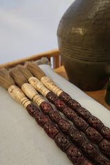 Pincel Decorativo com Detalhe Artesanal em tom Bordô