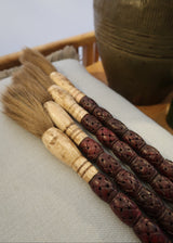 Pincel Decorativo com Detalhe Artesanal em tom Bordô