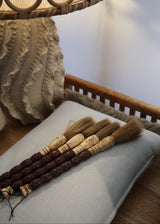 Pincel Decorativo com Detalhe Artesanal em tom Bordô