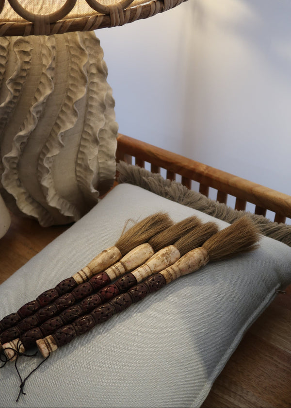 Pincel Decorativo com Detalhe Artesanal em tom Bordô