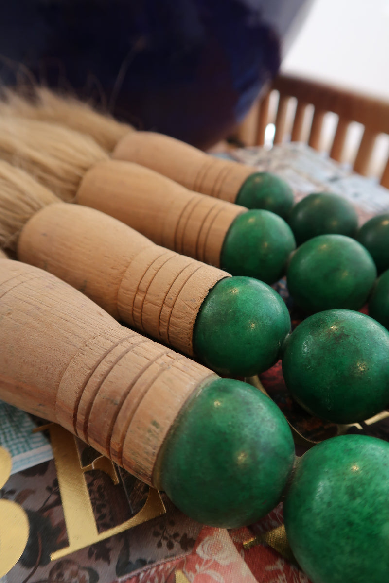 Pincel Decorativo com peças redondas Verde Esmeralda