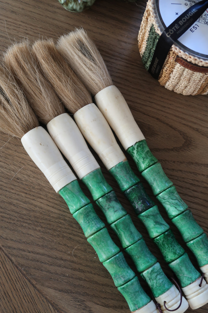 Pincel Decorativo marmoreado em tons verde e acabamento marfim