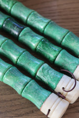 Pincel Decorativo marmoreado em tons verde e acabamento marfim