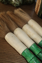 Pincel Decorativo marmoreado em tons verde e acabamento marfim