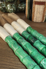 Pincel Decorativo marmoreado em tons verde e acabamento marfim