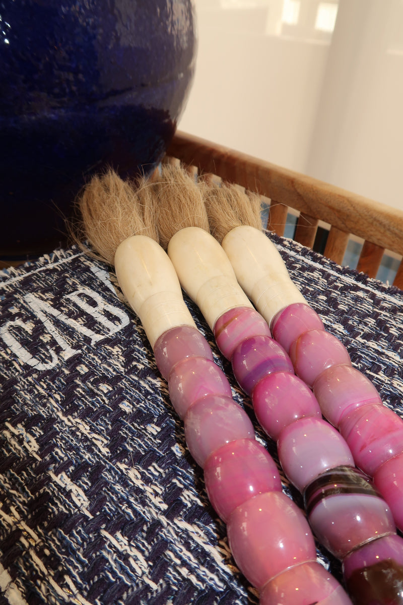 Pincel decorativo marmoreado em tons de rosa e lilás