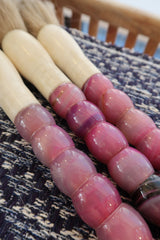 Pincel decorativo marmoreado em tons de rosa e lilás