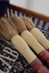 Pincel decorativo marmoreado em tons de rosa e lilás