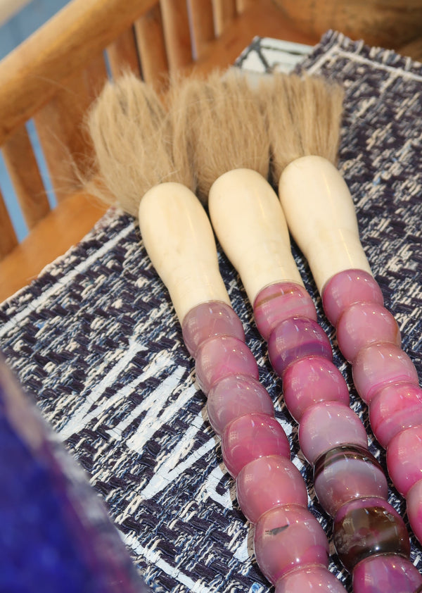 Pincel decorativo marmoreado em tons de rosa e lilás