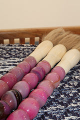 Pincel decorativo marmoreado em tons de rosa e lilás