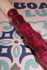 Pincel decorativo em tons carmim