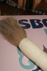 Pincel decorativo em tons carmim