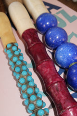 Pincel decorativo em tons carmim