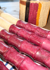 Pincel decorativo em tons carmim