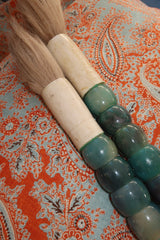 Pincel decorativo em tons verde jade