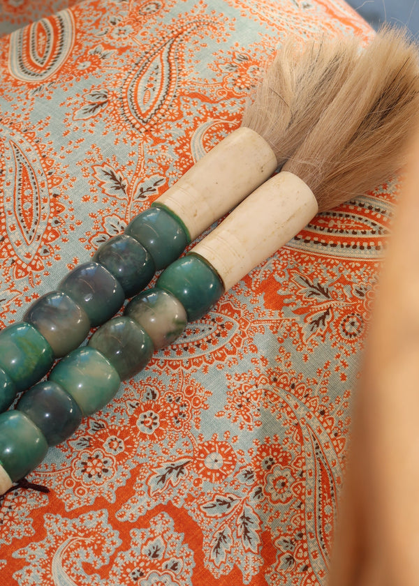 Pincel decorativo em tons verde jade