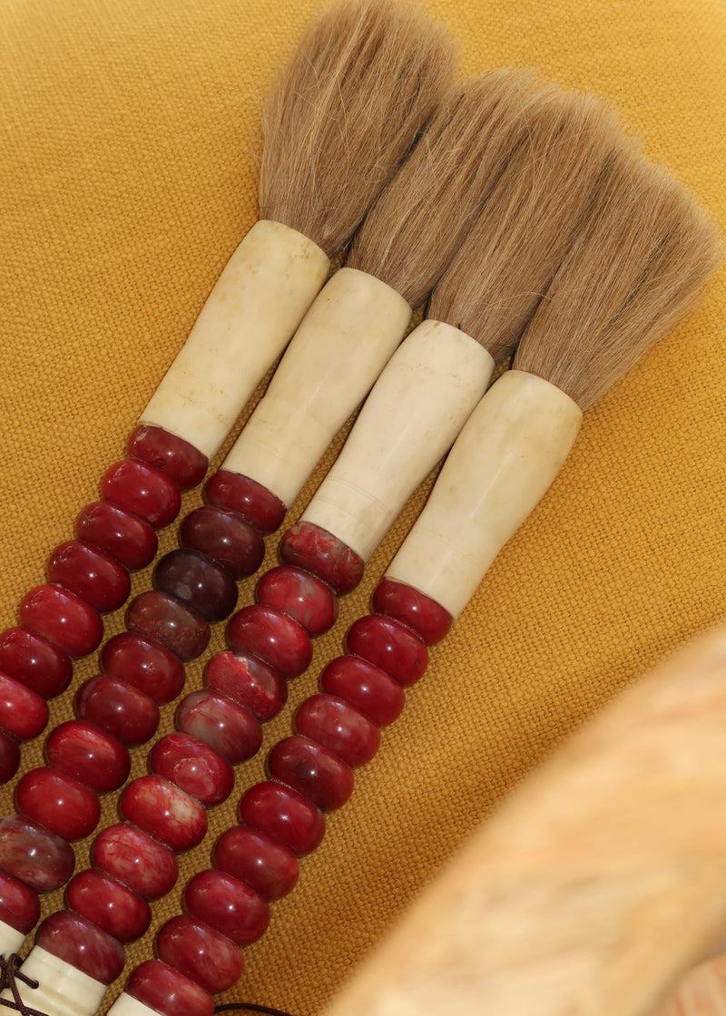 Pincel decorativo em tons vermelho cereja