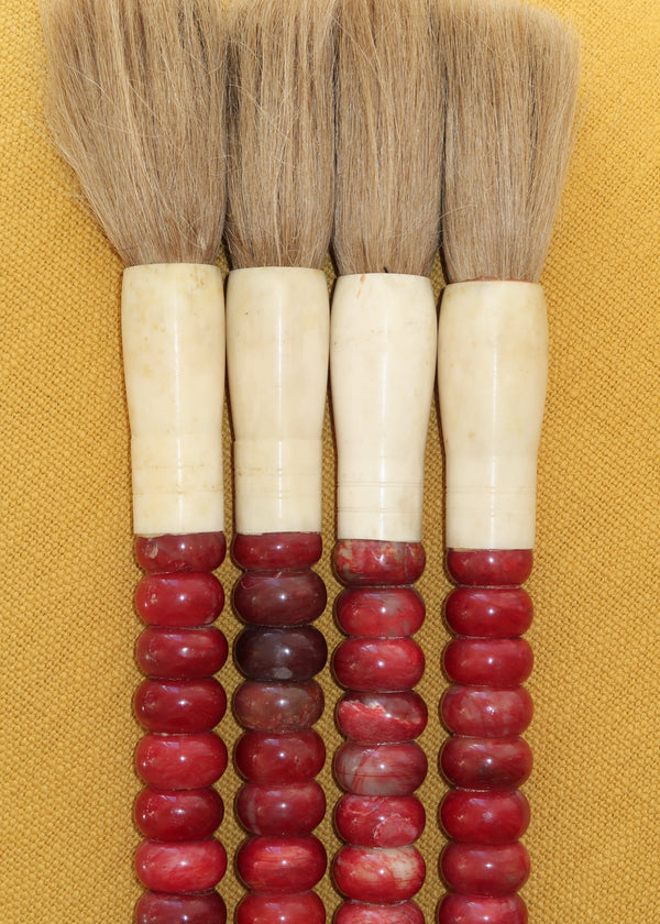 Pincel decorativo em tons vermelho cereja