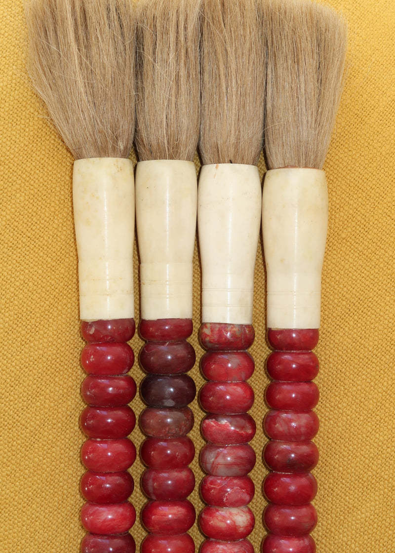 Pincel decorativo em tons vermelho cereja