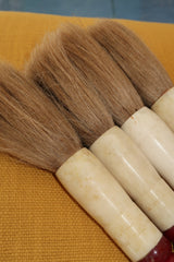 Pincel decorativo em tons vermelho cereja